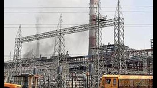 A report by the Centre for Research on Energy and Clean Air show that 682 people die across Delhi-NCR every year due to toxic fumes from these plants. Meaningful action (decommissioning of polluting plants and higher penalties) must be taken to put pressure on erring thermal power plants to clean up their act. (HTPHOTO)