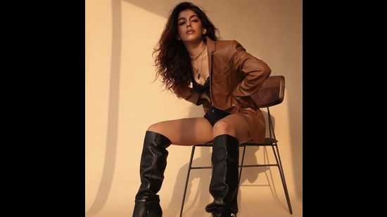 Alaya F rocks a chocolate brown blazer (Phptp: Instagram/TanGhavri) Alaya F rocks a chocolate brown blazer (Phptp: Instagram/TanGhavri)