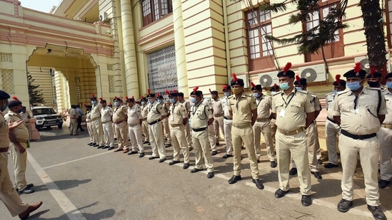 The Kishanganj SP said the policemen in the raiding party accompanying the SHO had shamed the police department. (HT Photo/Representative) The Kishanganj SP said the policemen in the raiding party accompanying the SHO had shamed the police department. (HT Photo/Representative)