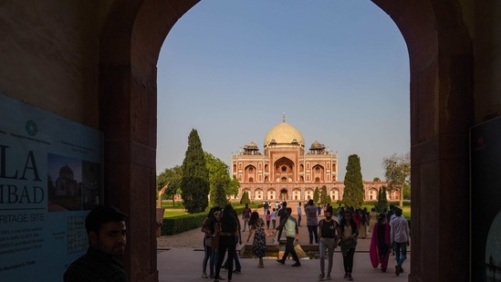 People flout covid norms amid rise in cases, at Humayun's Tomb in New Delhi, India, on Sunday, April 11, 2021. (Amal KS/HT PHOTO) People flout covid norms amid rise in cases, at Humayun's Tomb in New Delhi, India, on Sunday, April 11, 2021. (Amal KS/HT PHOTO)