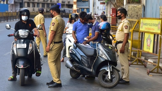 The police checking papers of people going out during weekend lockdown announced by Maharashtra government, in Mumbai on Sunday.(Anshuman Poyrekar/HT Photo)