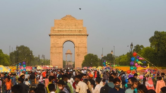 People seen flouting social distancing norms at India Gate amid the surge in Covid-19 cases in New Delhi, on April 11. The national Covid-19 recovery rate has fallen below 90 percent.(Amal KS / HT Photo)