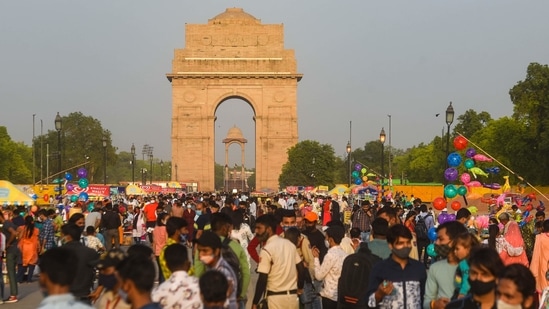 People seen flouting social distancing norms at India Gate amid the surge in Covid-19 cases in New Delhi. (Amal KS / HT Photo) People seen flouting social distancing norms at India Gate amid the surge in Covid-19 cases in New Delhi. (Amal KS / HT Photo)