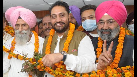 (From left) Senior deputy mayor Amreek Singh Somal, mayor Amarajeet Singh Sidhu and deputy mayor Kuljeet Singh Bedi in a jubilant mood after MC election results in Mohali on Monday. (Ravi Kumar/HT) (From left) Senior deputy mayor Amreek Singh Somal, mayor Amarajeet Singh Sidhu and deputy mayor Kuljeet Singh Bedi in a jubilant mood after MC election results in Mohali on Monday. (Ravi Kumar/HT)