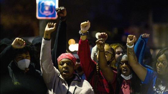 Demonstrators chant around a chalk circle that says Justice for Daunte Wright on Sunday in Brooklyn Center, Minnesota. (AFP) Demonstrators chant around a chalk circle that says Justice for Daunte Wright on Sunday in Brooklyn Center, Minnesota. (AFP)