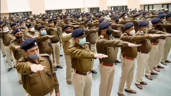 The Kishanganj SP said the policemen in the raiding party accompanying the SHO had shamed the police department. (HT Photo/Representative) The Kishanganj SP said the policemen in the raiding party accompanying the SHO had shamed the police department. (HT Photo/Representative)