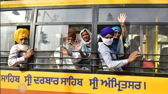 Members of the Sikh jatha leaving for the border in Amritsar on Monday morning. (Sameer Sehgal/HT)