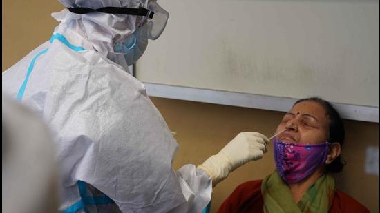 Solan district reported the highest spike of 1,170 fresh infections, In the previous week, Solan, which has the maximum industries in the state, had recorded only 343 infections. (Representative Photo/HT File)
