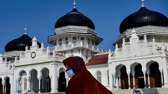 A women visits the Baiturrahman Grand Mosque ahead of the start of Islam's holy month of Ramadan in Banda Aceh on April 12, 2021. (Photo by CHAIDEER MAHYUDDIN / AFP) (AFP) A women visits the Baiturrahman Grand Mosque ahead of the start of Islam's holy month of Ramadan in Banda Aceh on April 12, 2021. (Photo by CHAIDEER MAHYUDDIN / AFP) (AFP)