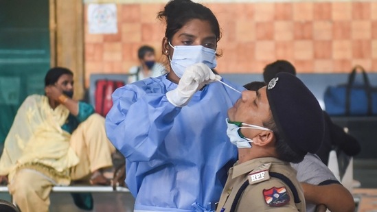 Mumbai reported 6,905 new Covid-19 cases on Monday, a slight dip from the 9986 recorded on Sunday, due to a reduction in the number of tests conducted. (PTI Photo/Shashank Parade) (PTI) Mumbai reported 6,905 new Covid-19 cases on Monday, a slight dip from the 9986 recorded on Sunday, due to a reduction in the number of tests conducted. (PTI Photo/Shashank Parade) (PTI)