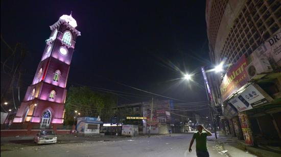 Despite imposition of night curfew, closing of educational institutions and ban on large public gatherings, Covid cases in Ludhiana are continuing on the upward surge. (Gurpreet Singh/HT) Despite imposition of night curfew, closing of educational institutions and ban on large public gatherings, Covid cases in Ludhiana are continuing on the upward surge. (Gurpreet Singh/HT)