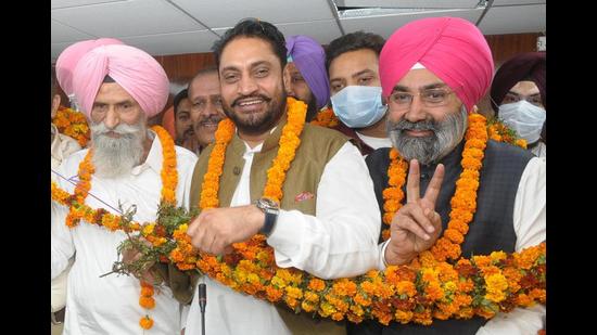 (From left to right) Senior deputy mayor Amrik Singh Somal, mayor Amarajeet Singh Sidhu and deputy mayor Kuljeet Singh Bedi in a jubilant mood after the elections in Mohali on Monday. (Ravi Kumar/HT) (From left to right) Senior deputy mayor Amrik Singh Somal, mayor Amarajeet Singh Sidhu and deputy mayor Kuljeet Singh Bedi in a jubilant mood after the elections in Mohali on Monday. (Ravi Kumar/HT)