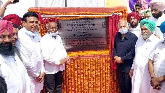 Cabinet minister Brahm Mohindra and others laying the foundation stone of a new bus stand and nagar council office at Mullanpur-Dakha in Ludhiana on Monday. (Gurpreet Singh/HT) Cabinet minister Brahm Mohindra and others laying the foundation stone of a new bus stand and nagar council office at Mullanpur-Dakha in Ludhiana on Monday. (Gurpreet Singh/HT)