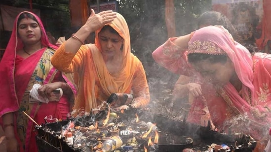 Devotees pray at Kalkaji Mandir in New Delhi. (Sonu Mehta / HT File Photo) Devotees pray at Kalkaji Mandir in New Delhi. (Sonu Mehta / HT File Photo)