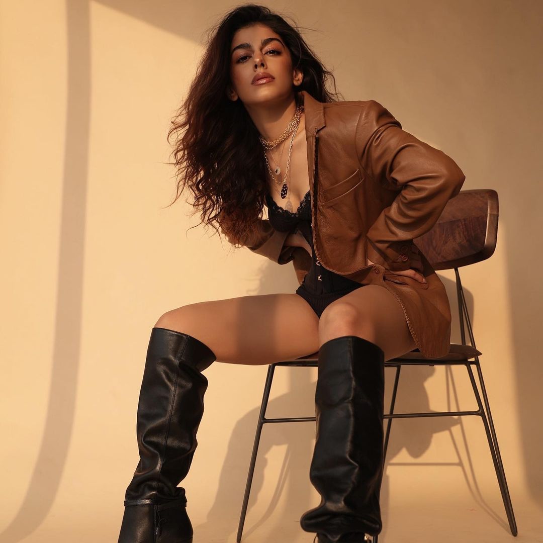 Alaya F rocks a chocolate brown blazer (Phptp: Instagram/TanGhavri) Alaya F rocks a chocolate brown blazer (Phptp: Instagram/TanGhavri)