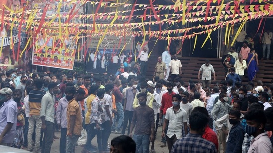 Crowding at Kempegowda Road amid the coronavirus pandemic, in Bengaluru, Karnataka, India, on Sunday, April 4, 2021. (Photo by Sampath Kumar GP / Hindustan Times)