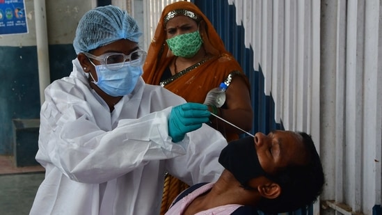 The Maharashtra government has already imposed lockdowns in some cities and clamped night and weekend curfews to stop the spread of the coronavirus disease. (Bhushan Koyande/ HT Photo)