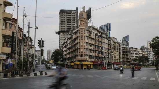Vehicle travels along a deserted Marine Drive during a weekend lockdown in Mumbai, India, on Saturday, April 10, 2021. (Bloomberg) Vehicle travels along a deserted Marine Drive during a weekend lockdown in Mumbai, India, on Saturday, April 10, 2021. (Bloomberg)