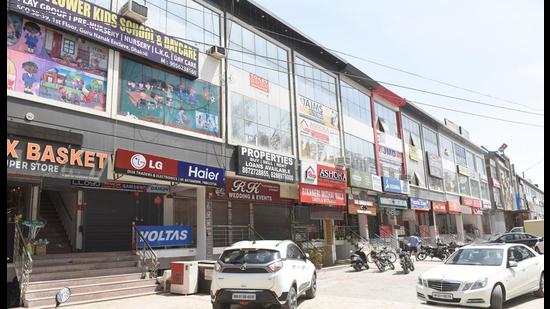 An otherwise busy market wearing a deserted look in Dhakoli on Tuesday. (Sant Arora/HT) An otherwise busy market wearing a deserted look in Dhakoli on Tuesday. (Sant Arora/HT)