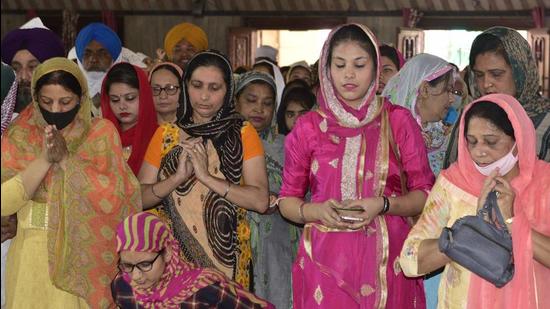 In complete disregard towards Covid protocols, people crowding to pay obeisance at Gurdwara Gaughat on the occasion of Baisakhi in Ludhiana on Tuesday. (Gurpreet Singh/HT)