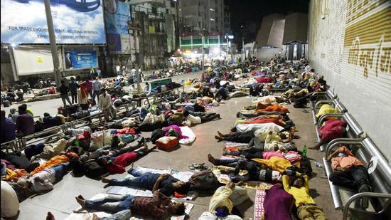 Large number of migrant workers arriving from Maharashtra rest outside Patna Junction, Bihar. (Santosh Kumar /Hindustan Times) Large number of migrant workers arriving from Maharashtra rest outside Patna Junction, Bihar. (Santosh Kumar /Hindustan Times)