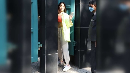 She teamed it with a pair of beige sweatpants maintaining the comfort quotient of her look.(Varinder Chawla)