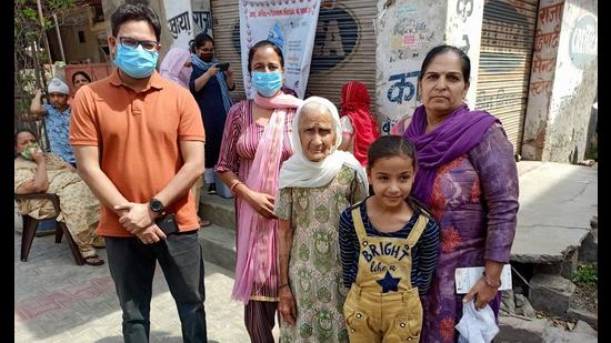 Poorna Rani (centre), a nonagenarian, with her family and health staff after getting the jab in Ambala on Tuesday. (HT Photo) Poorna Rani (centre), a nonagenarian, with her family and health staff after getting the jab in Ambala on Tuesday. (HT Photo)
