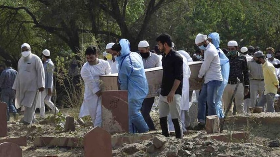 Relatives carry the coffin of a patient who died of Covid-19 at Qabristan Ahle Islam in ITO on Tuesday. Ajay Aggarwal/HT PHOTO Relatives carry the coffin of a patient who died of Covid-19 at Qabristan Ahle Islam in ITO on Tuesday. Ajay Aggarwal/HT PHOTO