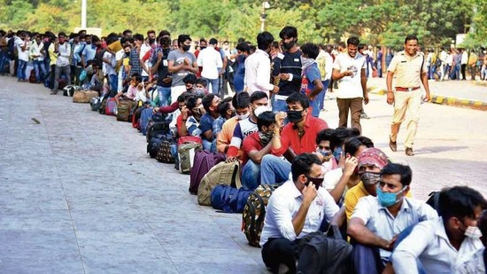 Long queue of passengers at Lokmanya Tilak Terminus in Mumbai on Tuesday. Vijay Bate/ht photo