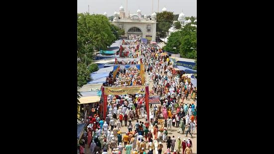 The rush of devotees at Takht Sri Damdama Sahib in Talwandi Sabo on the occasion of Baisakhi. (Sanjeev Kumar/HT) The rush of devotees at Takht Sri Damdama Sahib in Talwandi Sabo on the occasion of Baisakhi. (Sanjeev Kumar/HT)