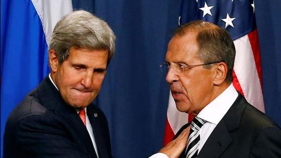 US special presidential envoy for climate John Kerry (L) and Russian foreign minister Sergey Lavrov. (File photo)
