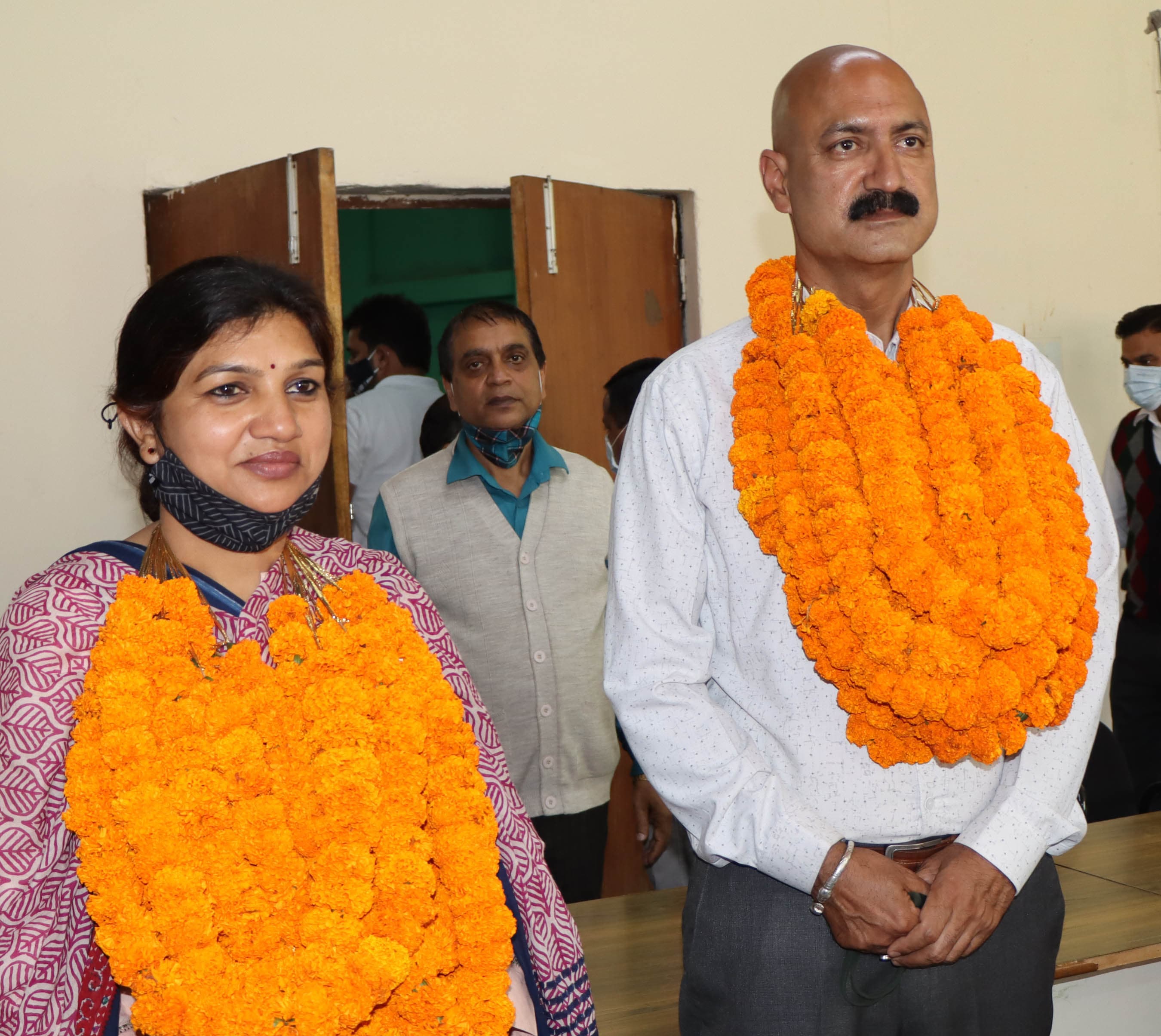 Mandi’s first mayor Deepali Jaswal with deputy mayor Virender Bhatt. Mandi’s first mayor Deepali Jaswal with deputy mayor Virender Bhatt.