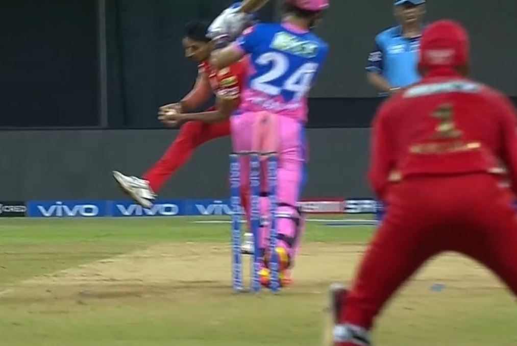 PBKS' Arshdeep Singh taking a return catch off his own bowling. (Twitter/Screengrab)