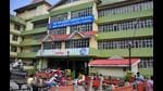 The Indira Gandhi Medical College and Hospital in Shimla is packed to capacity amid the surge in Covid cases in the state. (HT Photo) The Indira Gandhi Medical College and Hospital in Shimla is packed to capacity amid the surge in Covid cases in the state. (HT Photo)