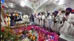 A Sikh jatha from India offer prayers at Gurdwara Panja Sahib in Pakistan’s Hasan Abdal city on Wednesday. (HT Photo) A Sikh jatha from India offer prayers at Gurdwara Panja Sahib in Pakistan’s Hasan Abdal city on Wednesday. (HT Photo)