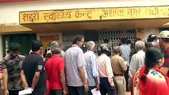 People queue up outside an inoculation centre for Covid-19 vaccine during Tika Utsav, at Ashok Nagar in Ranchi, Jharkhand, on Sunday, April 11. (ANI)(HT_PRINT)