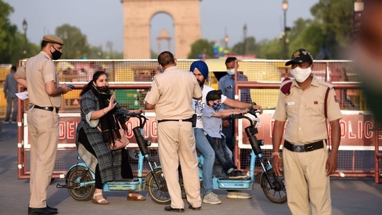 Delhi Police personnel issues a challan to a commuters for not wearing face mask, at India Gate area in New Delhi on Monday, April 12, 2021. (Photo by Raj K Raj/ Hindustan Times) Delhi Police personnel issues a challan to a commuters for not wearing face mask, at India Gate area in New Delhi on Monday, April 12, 2021. (Photo by Raj K Raj/ Hindustan Times)