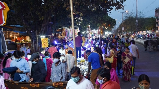 A rush of shoppers at a weekly market in Delhi on Wednesday, (Photo by Amal KS/ Hindustan Times) A rush of shoppers at a weekly market in Delhi on Wednesday, (Photo by Amal KS/ Hindustan Times)