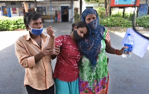 : Several hundred people were admitted to the emergency ward at Lal Bahadur Shastri Hospital after complaining of illness from consuming adulterated buckwheat flour (kuttu), in New Delhi. (Raj K Raj/ Hindustan Times) : Several hundred people were admitted to the emergency ward at Lal Bahadur Shastri Hospital after complaining of illness from consuming adulterated buckwheat flour (kuttu), in New Delhi. (Raj K Raj/ Hindustan Times)