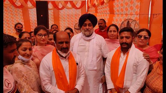 SAD president Sukhbir Singh Badal welcoming two-time MLA Hansraj Josan (left) into the party fold at a political event in Fazilka’s Chak Sotrian village on Wednesday. (HT Photo) SAD president Sukhbir Singh Badal welcoming two-time MLA Hansraj Josan (left) into the party fold at a political event in Fazilka’s Chak Sotrian village on Wednesday. (HT Photo)