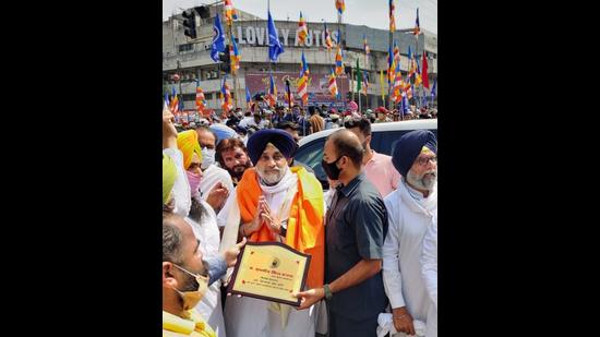 Shiromani Akali Dal president Sukhbir Singh Badal being felicitated on his arrival in Jalandhar on Wednesday. (HT Photo) Shiromani Akali Dal president Sukhbir Singh Badal being felicitated on his arrival in Jalandhar on Wednesday. (HT Photo)