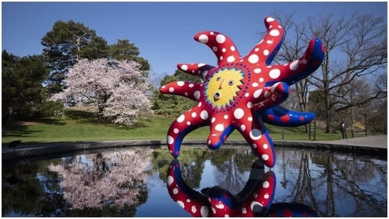 Artist gives nature a `cosmic' twist in big NY garden show (AP) Artist gives nature a `cosmic' twist in big NY garden show (AP)