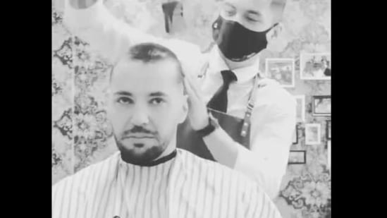The image shows Joel Ortega Gonzalez shaving Neftali Martin's head. (Instagram/@neftabarber) The image shows Joel Ortega Gonzalez shaving Neftali Martin's head. (Instagram/@neftabarber)