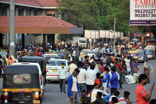 Crowd at Pune railway station on April 13. (KALPESH NUKTE/HT) Crowd at Pune railway station on April 13. (KALPESH NUKTE/HT)