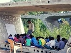 The image shows Satyendra Pal teaching students.(Twitter/@susantananda3) The image shows Satyendra Pal teaching students.(Twitter/@susantananda3)