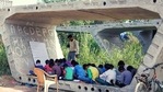 The image shows Satyendra Pal teaching students.(Twitter/@susantananda3) The image shows Satyendra Pal teaching students.(Twitter/@susantananda3)