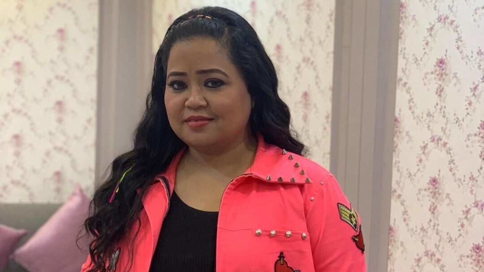 Bharti Singh scolds man and says ‘mask lagaiye’, realises she is not wearing one but he is. Watch funny video