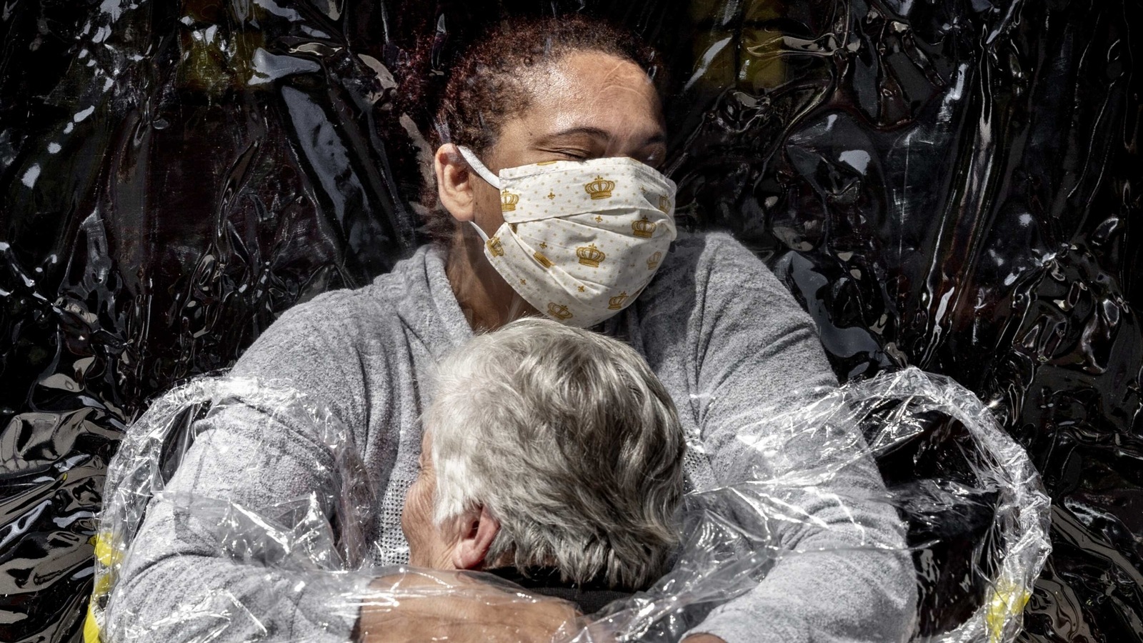 Covid19 Hug curtain image named World Press Photo of the Year World