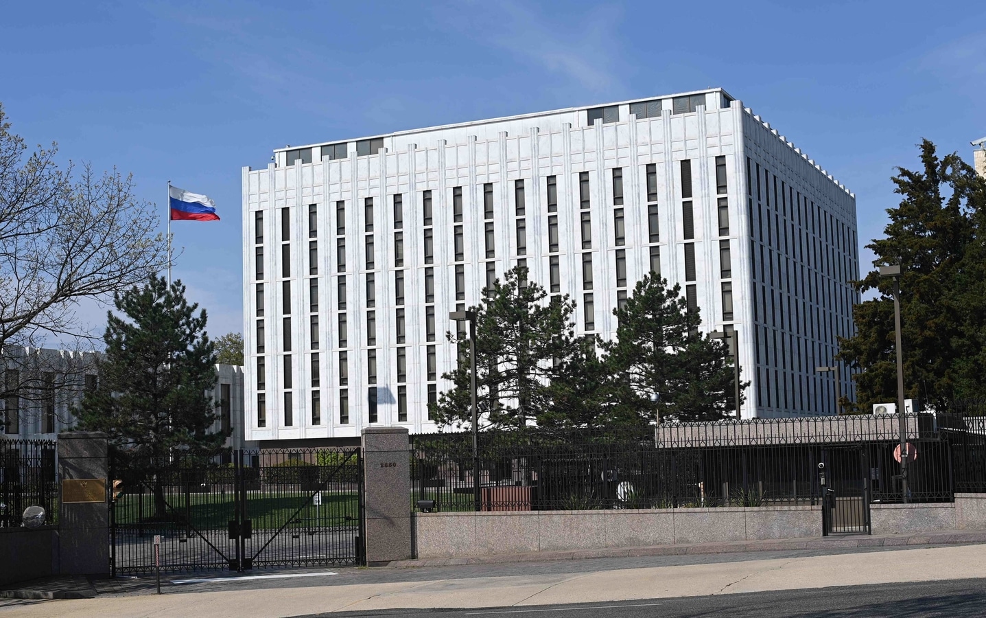 Посольство в вашингтоне. Посольство Германии в Вашингтоне. Российское посольство в Вашин.