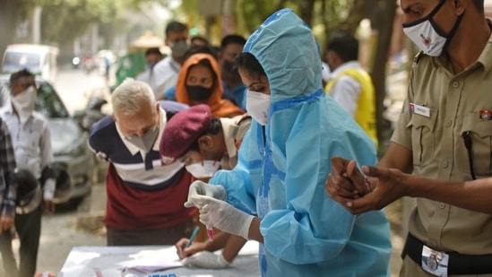 Commuters being tested for Covid-19 in New Delhi.(HT Photo ) Commuters being tested for Covid-19 in New Delhi.